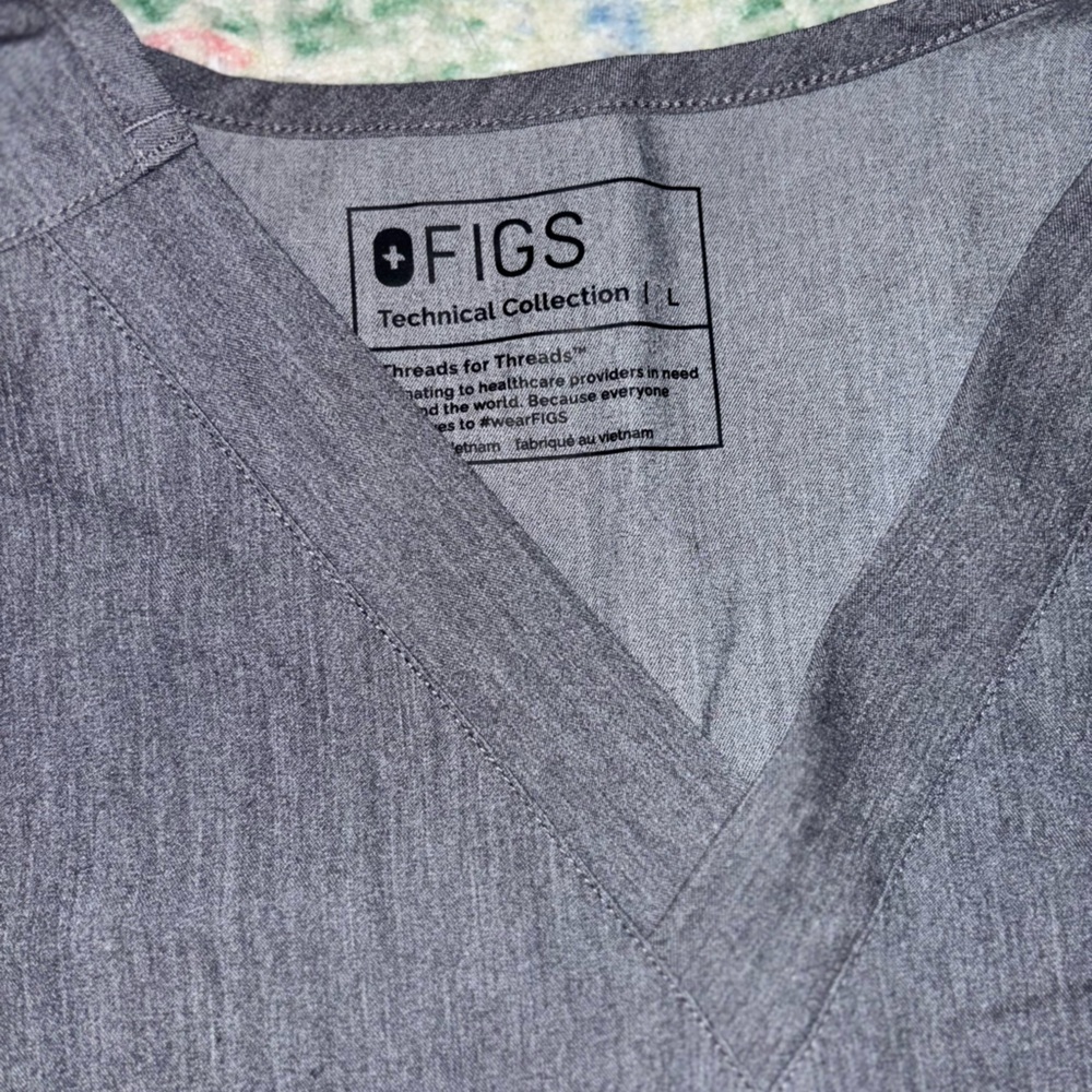 Figs men’s Gray scrub top - Picture 2 of 3
